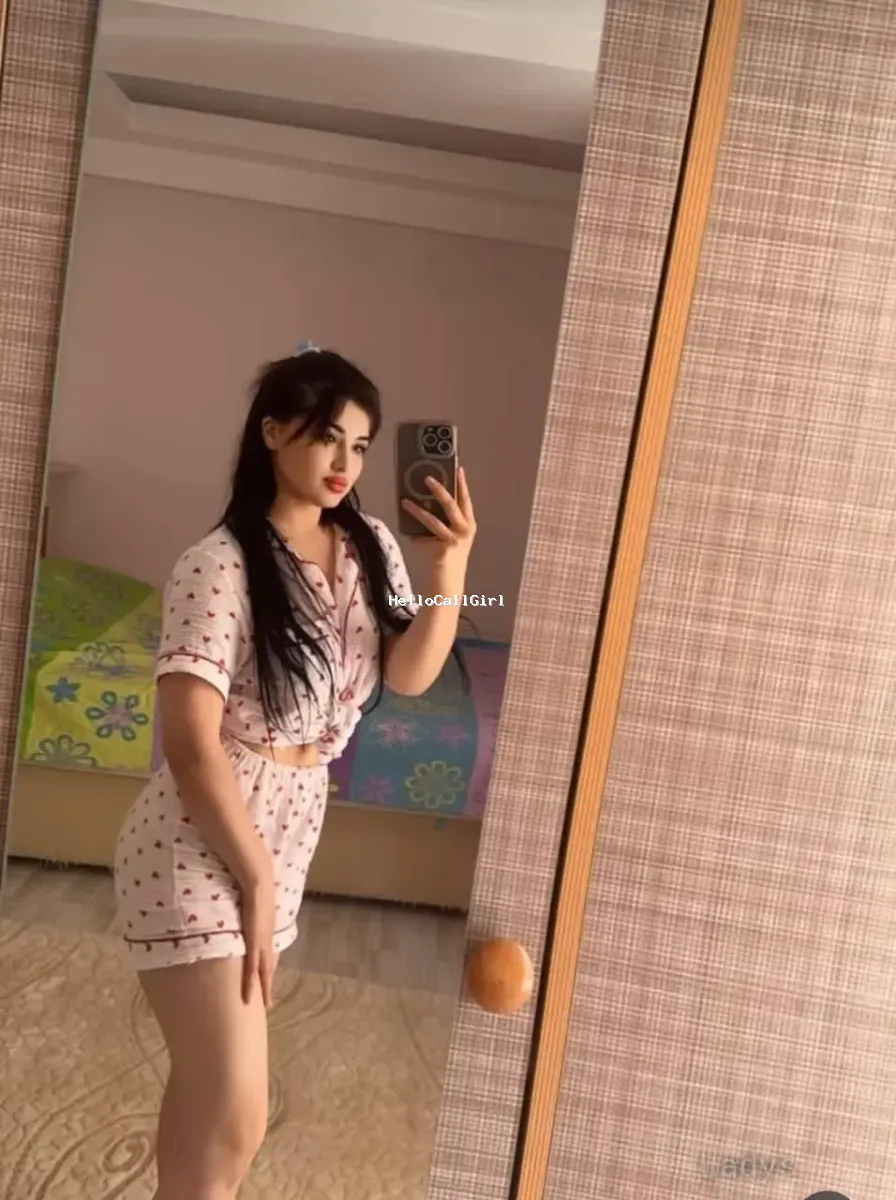 Surat Top model  𝟵𝟯𝟬𝟰𝟲𝟭𝟱𝟭𝟮𝟳 college call girl service available  in