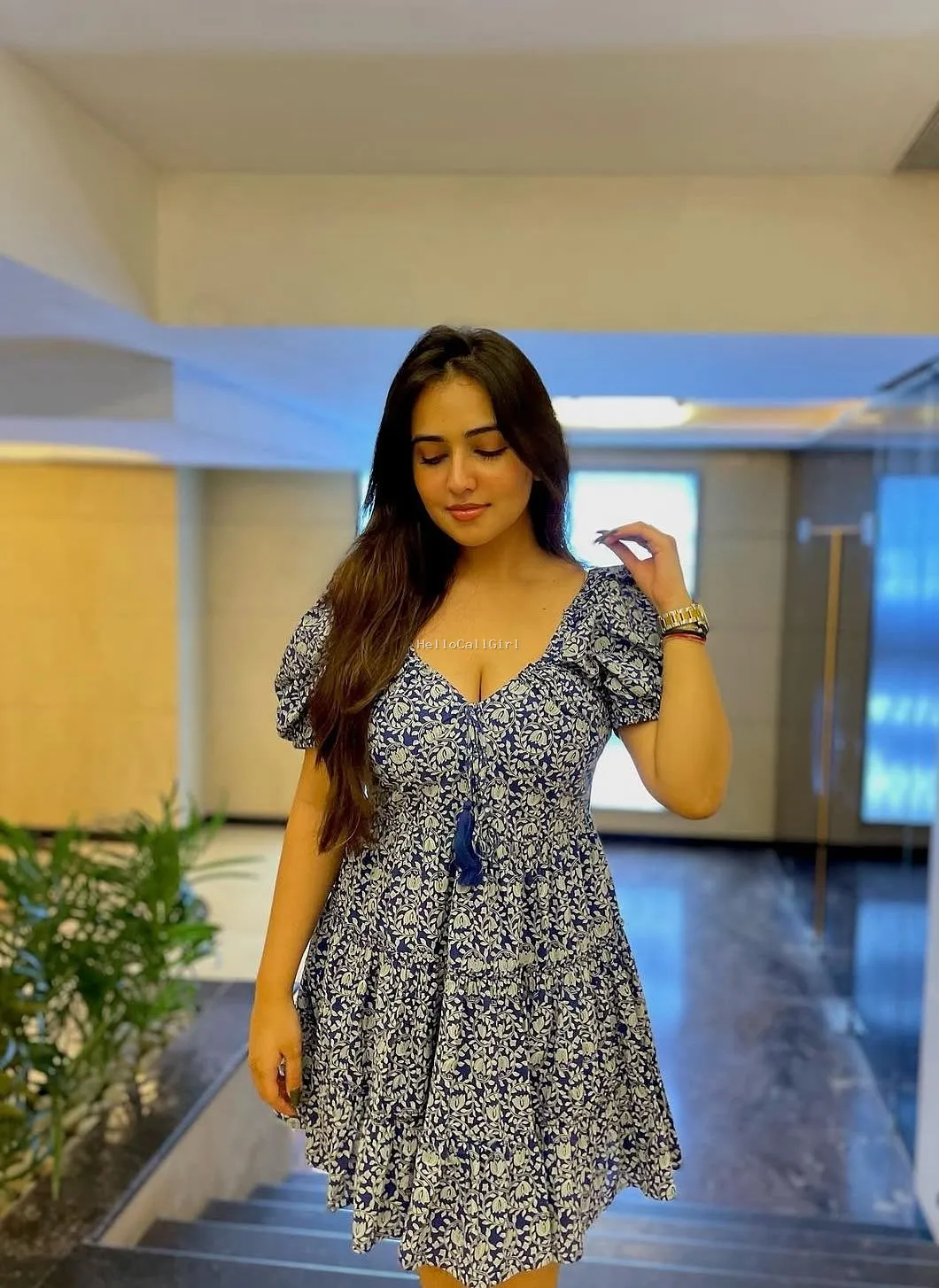 Royal>Gaur City Mall  9899943406>कॉल गर्ल Noida >Escort